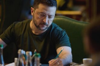 zelenski a ajuns la washington pentru intalnirea cu trump intre timp rusia a atacat din nou ucraina cu rachete balistice 68a2b75fcc1bf