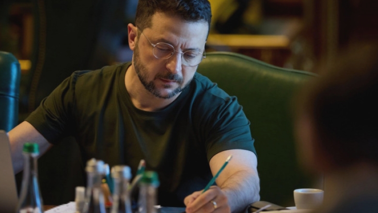 Zelenski a aterizat la Washington pentru o discuție cu Trump, în timp ce Rusia lansează din nou rachete asupra Ucrainei 1 zelenski a ajuns la washington pentru intalnirea cu trump intre timp rusia a atacat din nou ucraina cu rachete balistice 68a2b75fcc1bf