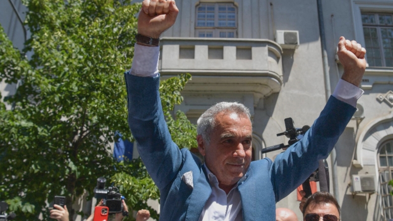 Moment crucial pentru Călin Georgescu. Liderul suveraniștilor va afla luni dacă i se ridică restricțiile judiciare, iar susținătorii săi se mobilizează pe rețelele sociale 1 zi importanta pentru calin georgescu liderul suveranistilor afla luni daca scapa de controlul judiciar sustinatorii se mobilizeaza pe retelele de socializare 68b4700b6840c