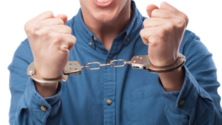 Un individ acuzat de tentativă de omor și sabotaj auto se prezintă în fața instanței din Buzău 1 a incercat sa isi otraveasca fostul socru si apoi i a taiat franele de la masina acum raspunde in fata tribunalului buzau 68c432cabd2c3