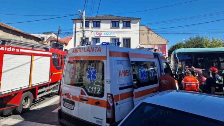 Coliziune devastatoare în Craiova: Un autobuz și o mașină s-au ciocnit din cauza unui șofer de 80 de ani care nu a respectat prioritatea 1 accident cumplit in craiova un autobuz si o masina au intrat in coliziune dupa ce un sofer de 80 de ani nu a acordat prioritate 68cbdca22cbf9
