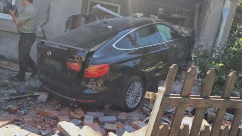 Incident amuzant în Caraș-Severin: Un tânăr de 18 ani a izbit o casă cu mașina 1 accident demn de cascadorii rasului in caras severin un tanar de 18 ani a intrat cu masina intr o casa 68b6f42bb9883