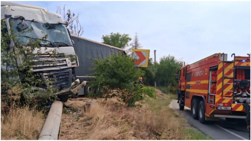 Coliziune severă în Giurgiu: Un TIR cu fier vechi a deraiat, distrugând un gard, un stâlp și mai mulți copaci 1 accident grav in judetul giurgiu un tir incarcat cu fier vechi a derapat si a pus la pamant un gard un stalp si mai multi copac 68bd867789df1