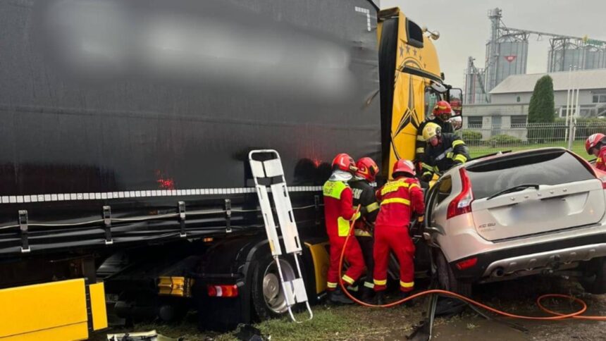 Tragedie în Suceava: un deces și trei răniți după coliziunea unei mașini cu un TIR 1 accident grav in suceava un mort si 3 raniti dupa ce masina a intrat sub un tir foto 68c7afea18cf7