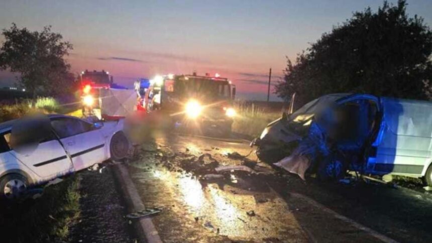 Tragedie în Bihor: Trei vieți pierdute într-un accident devastator cu o dubiță 1 accident infiorator in jud bihor 3 morti dupa un impact violent cu o dubita 68be741b86598