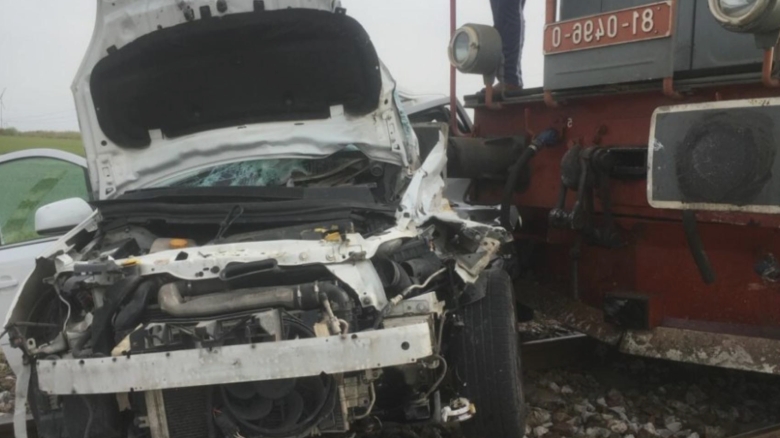 Accident feroviar în Iași: Un copil a fost transportat la spital după ce un tren a izbit o mașină 1 accient feroviar in judetul iasi un copil a ajuns la spital dupa ce o masina a fost lovita de tren 68b74b687fac3