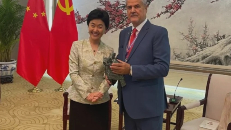 Adrian Năstase, distins cu invitația oficială la grandioasa ceremonie de la Beijing din partea președintelui Chinei 1 adrian nastase singurul roman invitat oficial de presedintele chinei la marea parada de la beijing 68b6f9c419481