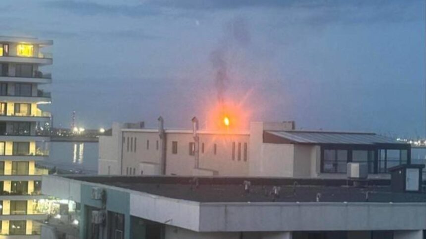 Foc și fum în Năvodari – Corbu: Descoperirile surprinzătoare ale Gărzii de Mediu 1 alerta in zona navodari corbu localnicii au vazut o coloana de fum dens si o flacara mare ce a descoperit garda de mediu foto 68d0475c0b626