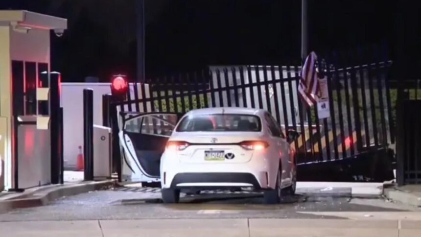 Statele Unite se află în stare de alertă teroristă după un incident suspect la sediul FBI, un bărbat fiind căutat după ce a pătruns cu vehiculul în zona de securitate 1 alerta terorista in america dupa un atac suspect la un sediu fbi un barbat este dat in urmarire dupa ce a intrat cu masina in poarta de securitate video 68ca91d459ea0