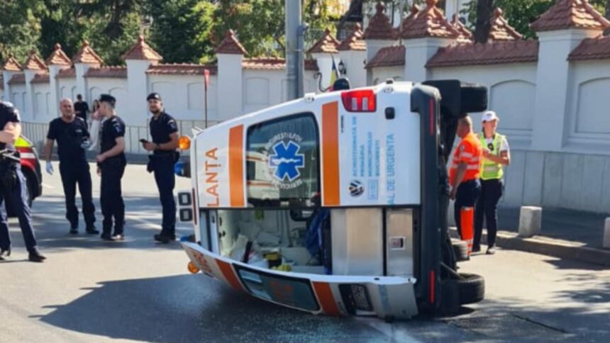 Accident pe șosea: Ambulanță răsturnată, doi răniți în urma unui impact puternic la Piața Leu din Capitală 1 ambulanta in misiune rasturnata pe sosea doi raniti impact violent la piata leu din capitala 68c68d2c7ab09