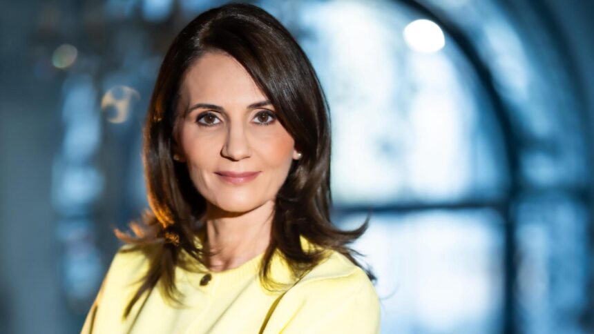 Anca Alexandrescu: „Valentin Naumescu, un sinecurist cu vechi tradiții” 1 anca alexandrescu valentin naumescu este sinecurist cu state vechi 68c41325e036a