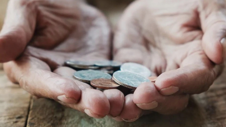 Un milion de pensionari visau la o creștere a veniturilor, dar au fost din nou dezamăgiți! 1 aproape 1 milion de oameni sperau ca vor primi bani in plus la pensie dupa mica recalculare dar au fost mintiti din nou 68bc3e0f0fc63