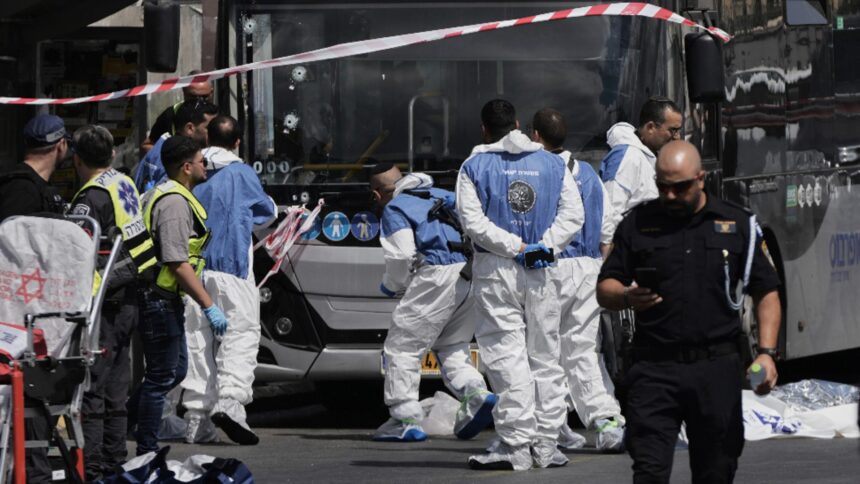 Atac devastator la marginea Ierusalimului: 4 vieți curmate și 11 persoane rănite 1 atac armat sangeros la periferia ierusalimului cel putin 4 morti si 11 raniti video 68be9a7ad82a3