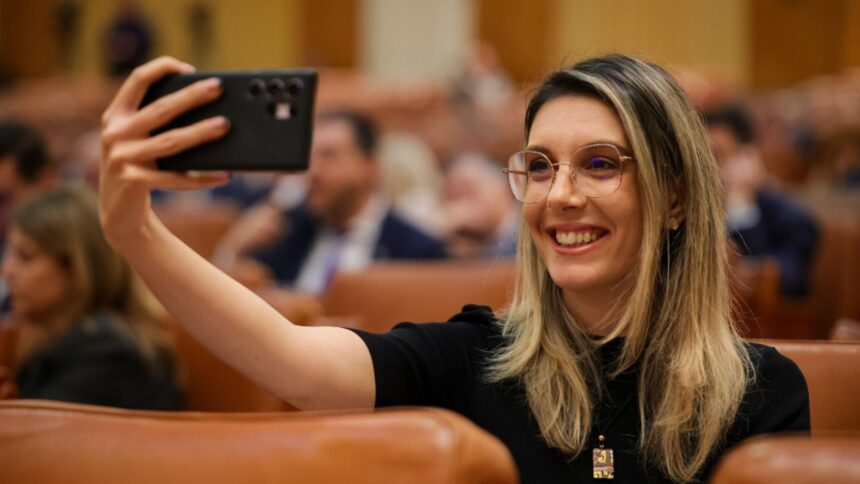 AUR intensifică confruntarea cu Executivul sărăciei: dezbaterea moțiunii simple împotriva ministrului Mediului în plenul Camerei 1 aur continua lupta impotriva guvernului saraciei motiunea simpla impotriva ministrului mediului se dezbate in plenul camerei 68d0f160915d4