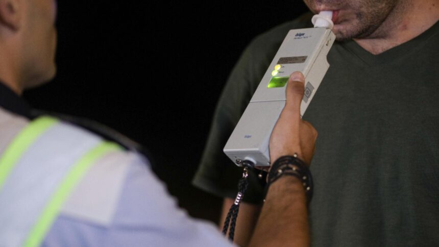 Un timișorean, coșmarul drumurilor: prins băut și fără permis, a încercat să corupă agenții de poliție 1 barbat din timis spaima soselelor beat crita si cu permisul suspendat a incercat sa mituiasca politistii individul a fost trimis in judecata 68dacaa6d0779