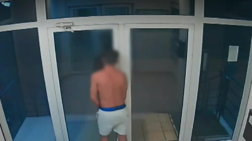 Bărbat în stare de ebrietate și dezgolit, prins pătrunzând în diverse locuințe. Reacțiile locatarilor au fost de neimaginat 1 barbat drogat si dezbracat surprins intrand in mai multe apartamente locatarii socati de incident 68d1b922c285b