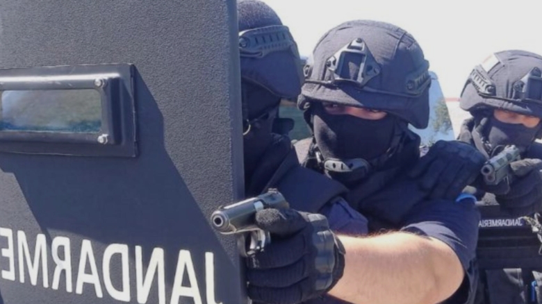 Război de stradă în inima unei comune botoșănene, cu intervenția trupelor speciale și a jandarmilor 1 bataie ca n vestul salbatic intr o comuna din botosani a fost nevoie de interventia trupelor speciale si a jandarmilor 68b5e15458b34