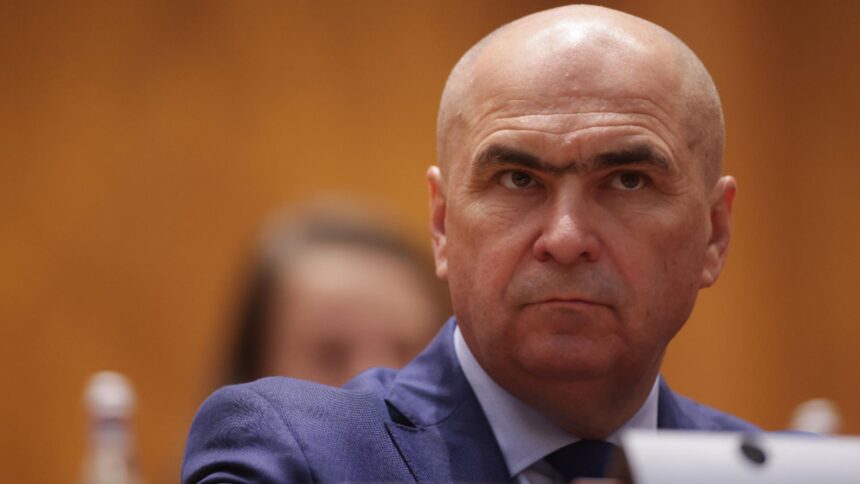 Bolojan, o atitudine surprinzătoare în fața moțiunii. Românii resimt dificultăți, iar premierul consideră că moțiunea este doar o formă de contestare 1 bolojan tupeu incredibil la motiune romanii sufera premierul spune ca motiunea e doar de dragul criticilor 68bd88be4fd9d