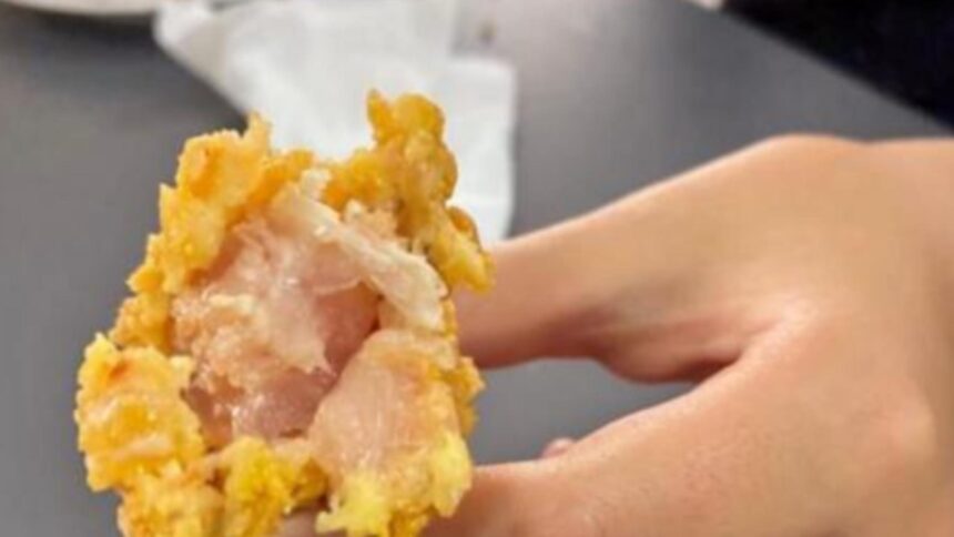 Carne necorespunzătoare oferită elevilor la cantina unui liceu din Oradea: părinți indignați, iar conducerea susține că „a fost un incident singular” 1 carne cruda servita elevilor la cantina unui liceu din oradea zeci de parinti revoltati reactia conducerii a fost un incident izolat 68d6237d1397d