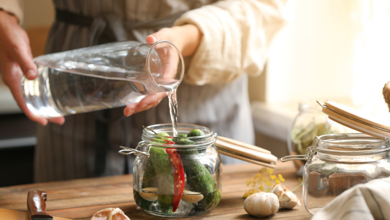 Secretul sării pentru murături: Chef Adi Hădean dezvăluie proporțiile ideale pentru fiecare borcan 1 ce cantitate de sare se pune la muraturi chef adi hadean explica proportia corecta pentru fiecare borcan 68cb8586dd9ab
