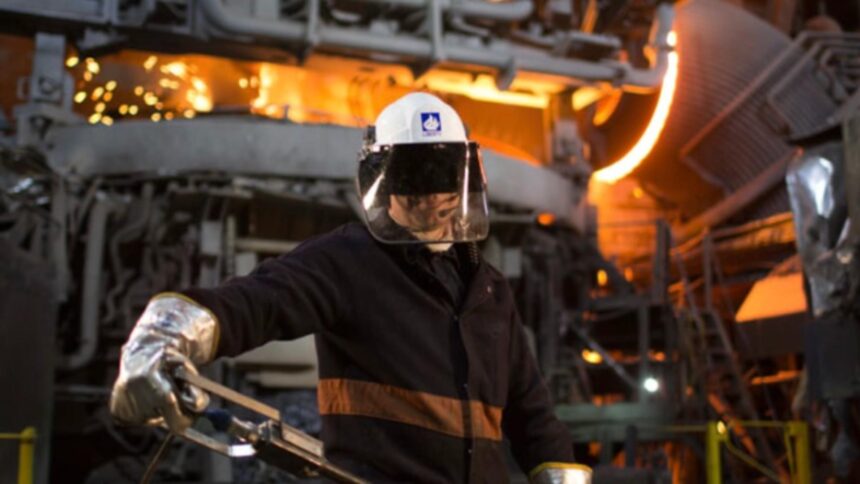 Colosul industrial național, pe marginea prăpastiei: 3.300 de lucrători în fața șomajului generalizat 1 cel mai mare combinat din tara in prag de dezastru toti cei 3 300 de angajati ramasi sunt in somaj generalizat 68da5dd6eb63b