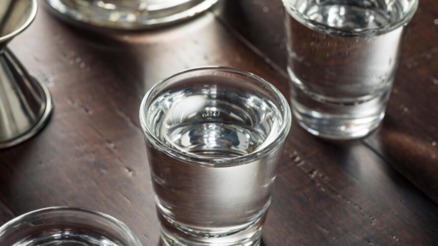 cel putin 25 de morti dupa ce au baut votca contrafacuta in rusia alcoolul otravit distribuit de o educatoare de 60 de ani 68db7f52db6be