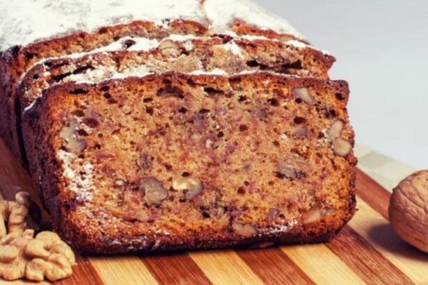 chec cu mere si glazura de nuci caramelizate ingredientul acre ii comfera o aroma de sezon 68c704d225ec4