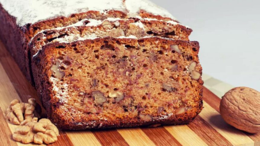 Chec de mere cu un strop de glazură de nuci caramelizate: o delicatesă cu aromă de toamnă 1 chec cu mere si glazura de nuci caramelizate ingredientul acre ii comfera o aroma de sezon 68c704d225ec4