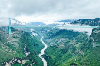 china inaugureaza cel mai inalt pod din lume 625 de metri peste marele canion huajiang 68d7aa817d9ed