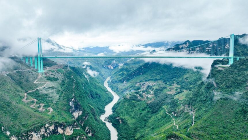 China deschide porțile celui mai înalt pod de pe planetă: 625 de metri suspendați deasupra impresionantului canion Huajiang 1 china inaugureaza cel mai inalt pod din lume 625 de metri peste marele canion huajiang 68d7aa817d9ed