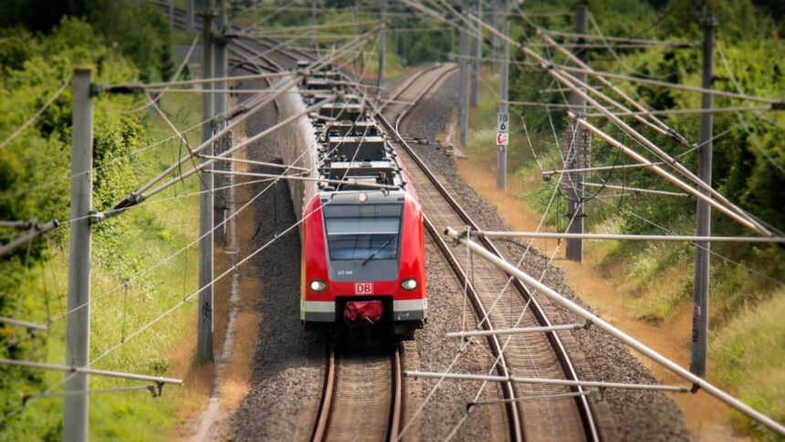 Trenurile pe ruta Arad – Timișoara Nord, suspendate timp de aproape trei săptămâni: comunicatul CFR 1 circulatia trenurilor afectata pe ruta arad timisoara nord pentru aproape 3 saptamani anuntul cfr 68beadc6737bc