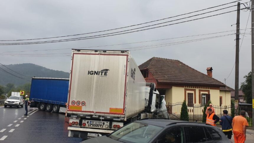 Trafic blocat pe Valea Oltului din cauza unui accident între două camioane 1 circulatie ingreunata pe valea oltului dupa coliziunea a doua tir uri foto 68c3d08503f1a