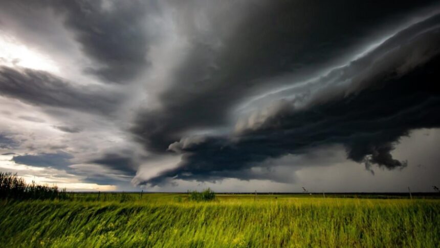 Atenție: Ploi intense, furtuni și fulgere în zonele montane marți seara 1 cod galben ploi torentiale vijelii si descarcari electrice marti seara in mai multe zone montane 68c9892077589