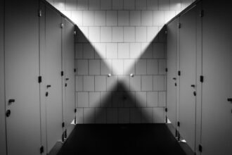 control la o scoala de elita din romania dupa un incident grav doi elevi de 13 ani au facut amor in toaleta institutiei si le au trimis imagini colegilor 68d1702b98011