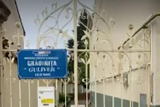 controversa la o gradinita din romania copiii imbracati in uniforme asemanatoare celor din comunism in prima zi de scoala 68c0558671946