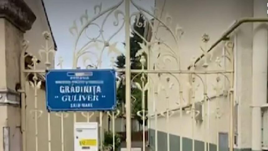 Controversa uniformelor comuniste la o grădiniță din România: copiii îmbrăcați în stil retro în prima zi de școală 1 controversa la o gradinita din romania copiii imbracati in uniforme asemanatoare celor din comunism in prima zi de scoala 68c0558671946