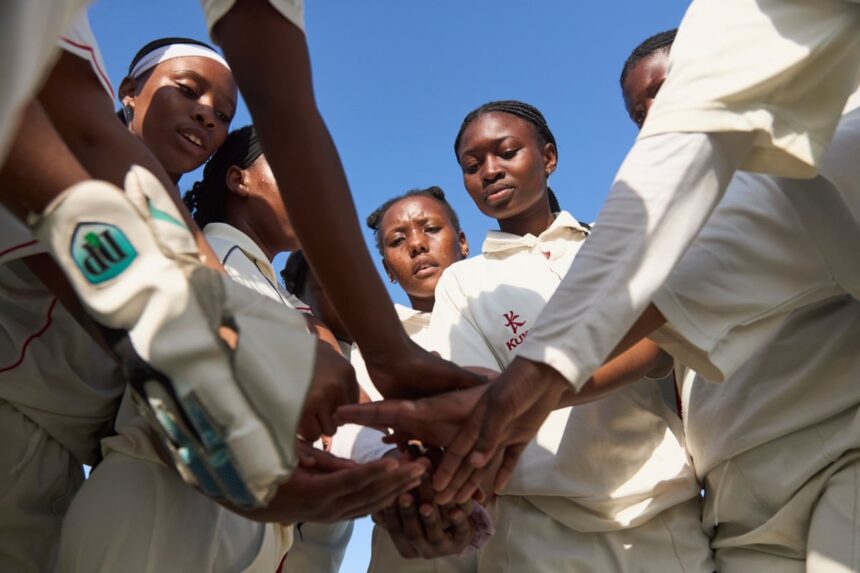 „Cricketul mi-a oferit totul”: Vedeta sportivă sud-africană inspiră tinerii din cartierele defavorizate să practice acest sport 1 cricket gave me everything south african sports star brings township children into the game 68c943fb5b39b