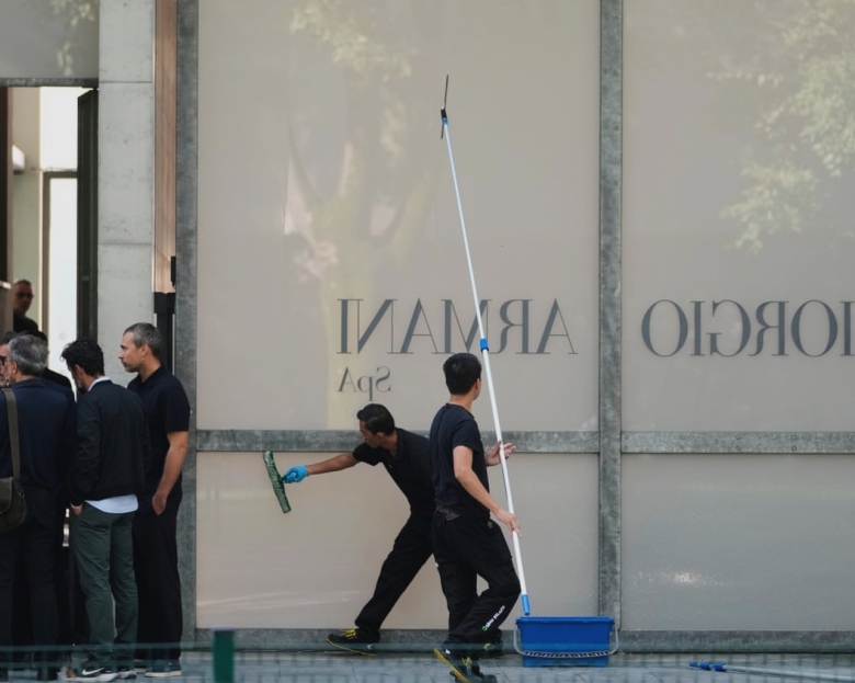 Mii de admiratori se adună în fața sediului Armani din Milano pentru a aduce un ultim omagiu înainte de funeralii 1 crowds gather outside giorgio armanis milan hq to pay respects before funeral 68bb1593e5a85