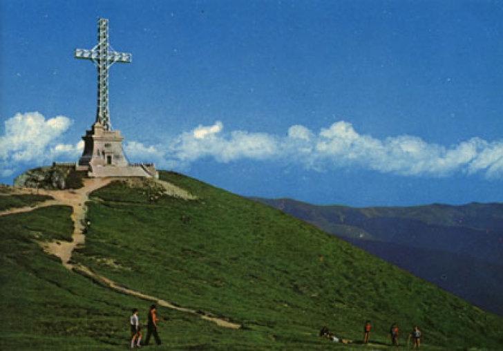 Crucea de pe Caraiman: Un simbol de neuitat sărbătorește 97 de ani de la inaugurare pe 14 septembrie 2025. Descoperă surprizele din spatele acestui monument impresionant 1 crucea de pe caraiman un monument de cartea recordurilor pe 14 septembrie 2025 se implinesc 97 de ani de la inaugurare ce nu stiai despre marele monument 68c568602632a