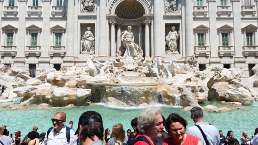 Cum au reușit niște români ingenioși să golească buzunarele turiștilor de la Fontana di Trevi în Roma 1 cum a reusit o banda de romani sa i lase fara un ban in buzunare pe turistii care vizitau fontana din trevi din roma 68bebf5ab3c9d