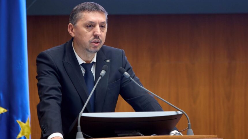 Daniel David dezvăluie motivele pentru care nu și-a dat demisia: „A rămâne ministru a fost un act de patriotism.” 1 daniel david explica de ce a refuzat sa isi dea demisia a fost o forma de patriotism sa raman ministru 68c1c3c12be0f