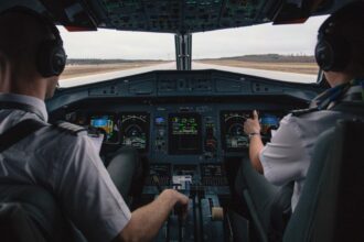 declin in lumea aviatiei inca doi piloti prinsi bauti si un insotitor de bord drogat dupa ce un avion cu 103 pasageri a derapat 68c48ab9640a6