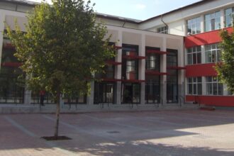 demisie in bloc la cea mai mare scoala din bucuresti inainte de inceperea noului an scolar 68bc6bba52577