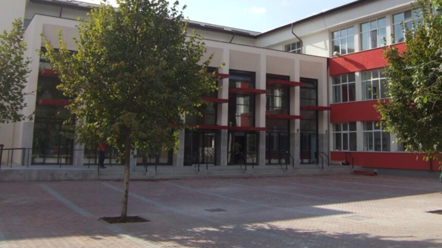 Demisii colective la cea mai mare instituție de învățământ din București, cu puțin timp înainte de debutul anului școlar 1 demisie in bloc la cea mai mare scoala din bucuresti inainte de inceperea noului an scolar 68bc6bba52577