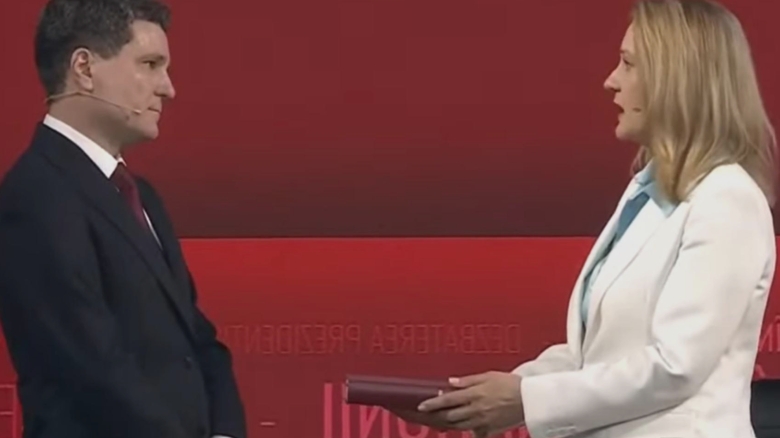 Elena Lasconi își exprimă indignarea față de Nicușor Dan: "După un deceniu cu un președinte călător, acum ne confruntăm cu o noptieră!" 1 elena lasconi atac devastator la nicusor dan dupa ce am avut zece ani un dulap calator la cotroceni ne am trezit cu o noptiera 68b8143b977c3