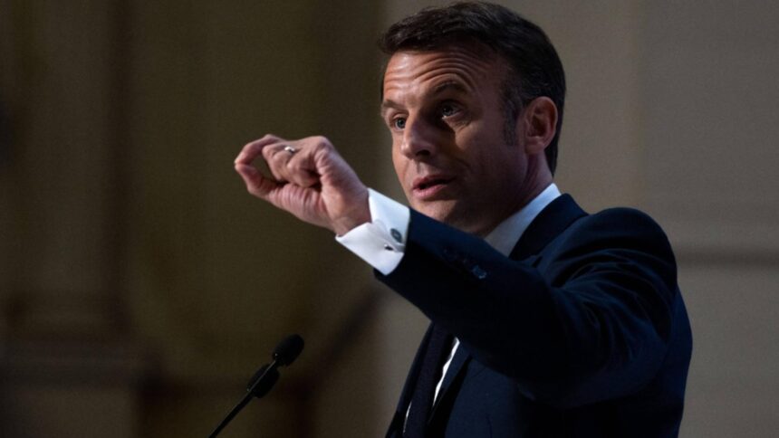 Emmanuel Macron în criză: Sprijinul său scade dramatic, doar 20% dintre francezi îl mai susțin 1 emmanuel macron prabusire istorica presedintele frantei are cel mai mic procent de cand e la putere doar doi din zece francezi il mai sustin 68dc1d4ada081