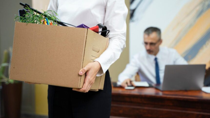 Valul de plecări: Peste 150.000 de funcționari publici aleg să demisioneze pentru indemnizații atrăgătoare 1 exod in masa peste 150 000 de bugetari au demisionat in schimbul unor salarii compensatorii 68dbe3e9143e8