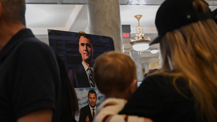 FBI: Progres în investigația uciderii influencerului Charlie Kirk - arma crimei a fost găsită, dar suspectul rămâne liber 1 fbi ancheta in cazul asasinarii influencerul charlie kirk avanseaza arma crimei a fost recuperata suspectul este inca in libertate video 68c2d76940244