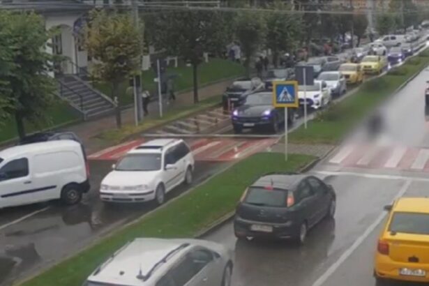 femeie de 70 de ani lovita violent pe trecerea de pietoni in fata unei scoli 68cc07ca36e75