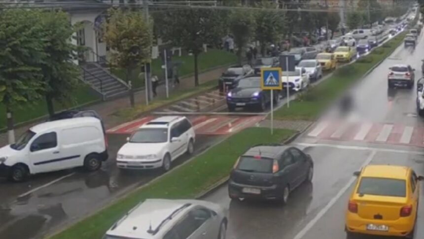 Bătrână de 70 de ani, accidentată grav pe trecerea de pietoni, în fața unei instituții de învățământ 1 femeie de 70 de ani lovita violent pe trecerea de pietoni in fata unei scoli 68cc07ca36e75